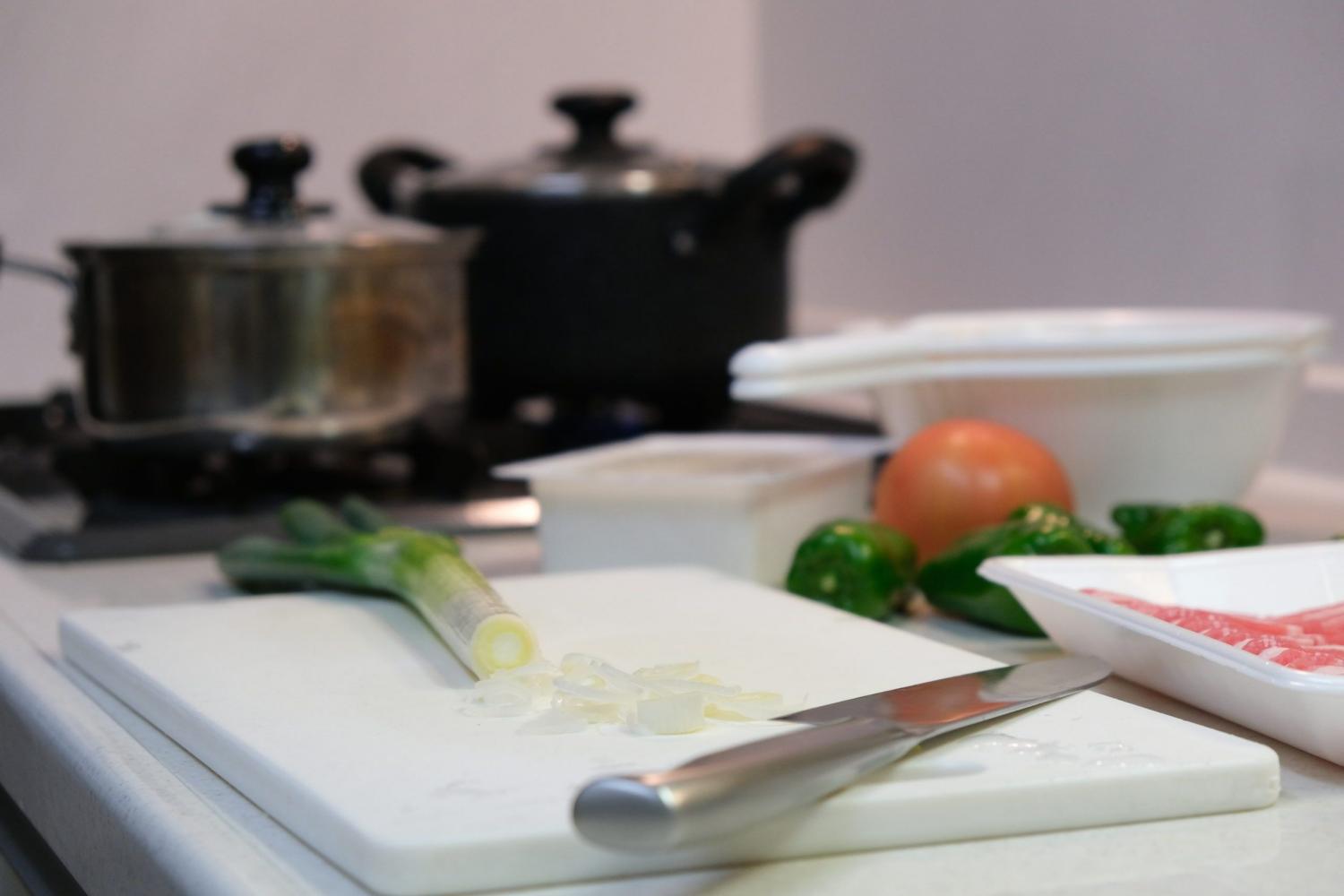 What are the differences between a Santoku Knife and Chef’s Knife?